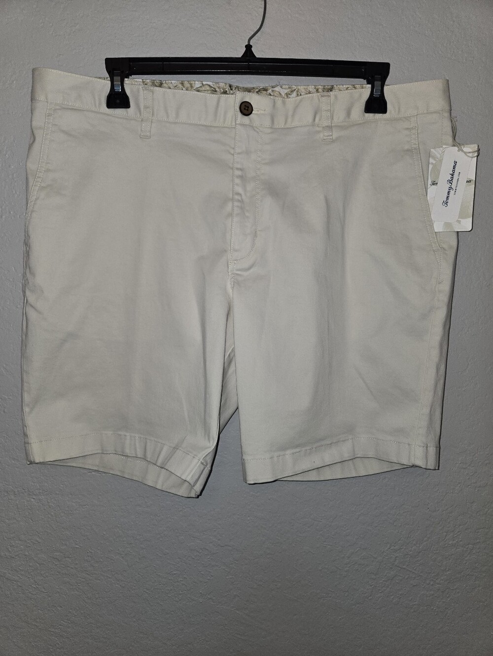 Tommy Bahama Men's Flat-Front Shorts in Light Khaki, Size 40 - Picture 2 of 5